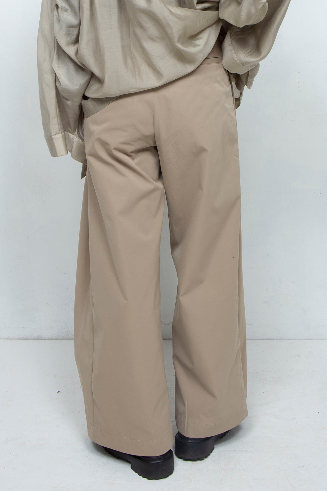 2 tuck wide pants