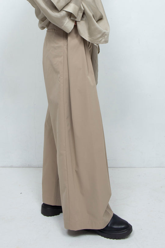2 tuck wide pants