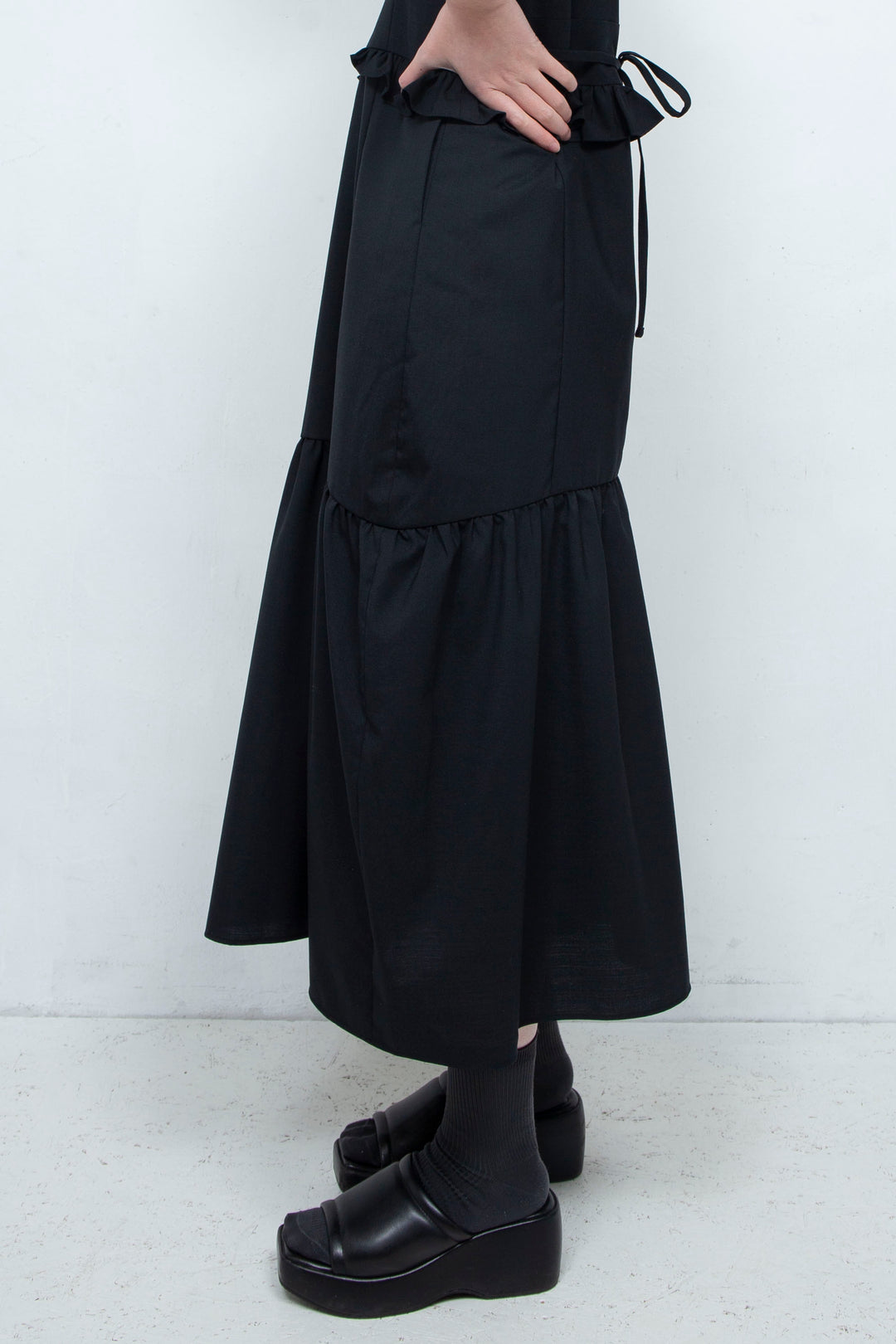 RIB FRILL MIDI DRESS BLACK