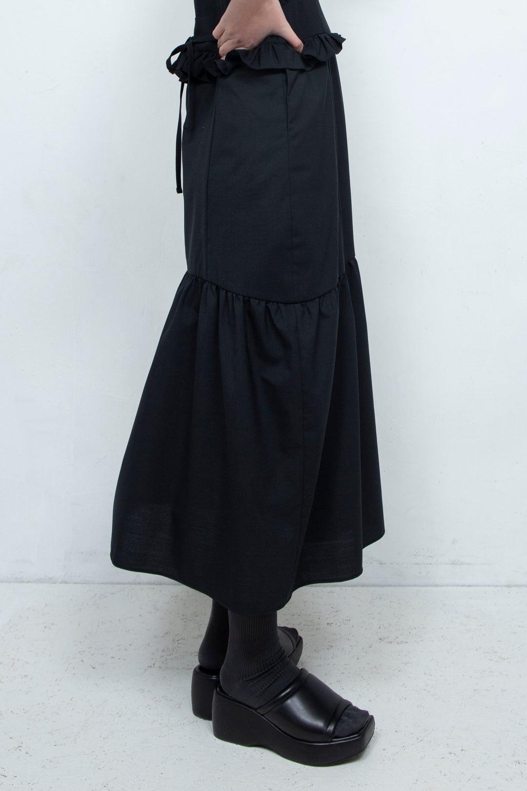 RIB FRILL MIDI DRESS BLACK