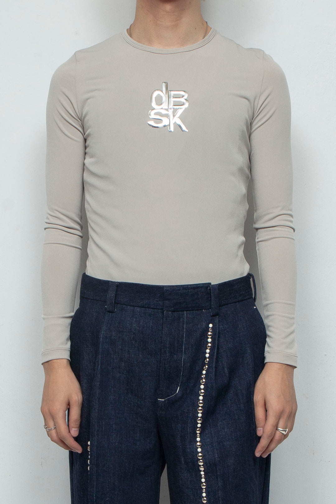dBSK Motif Slim Fit Tops / BEIGE
