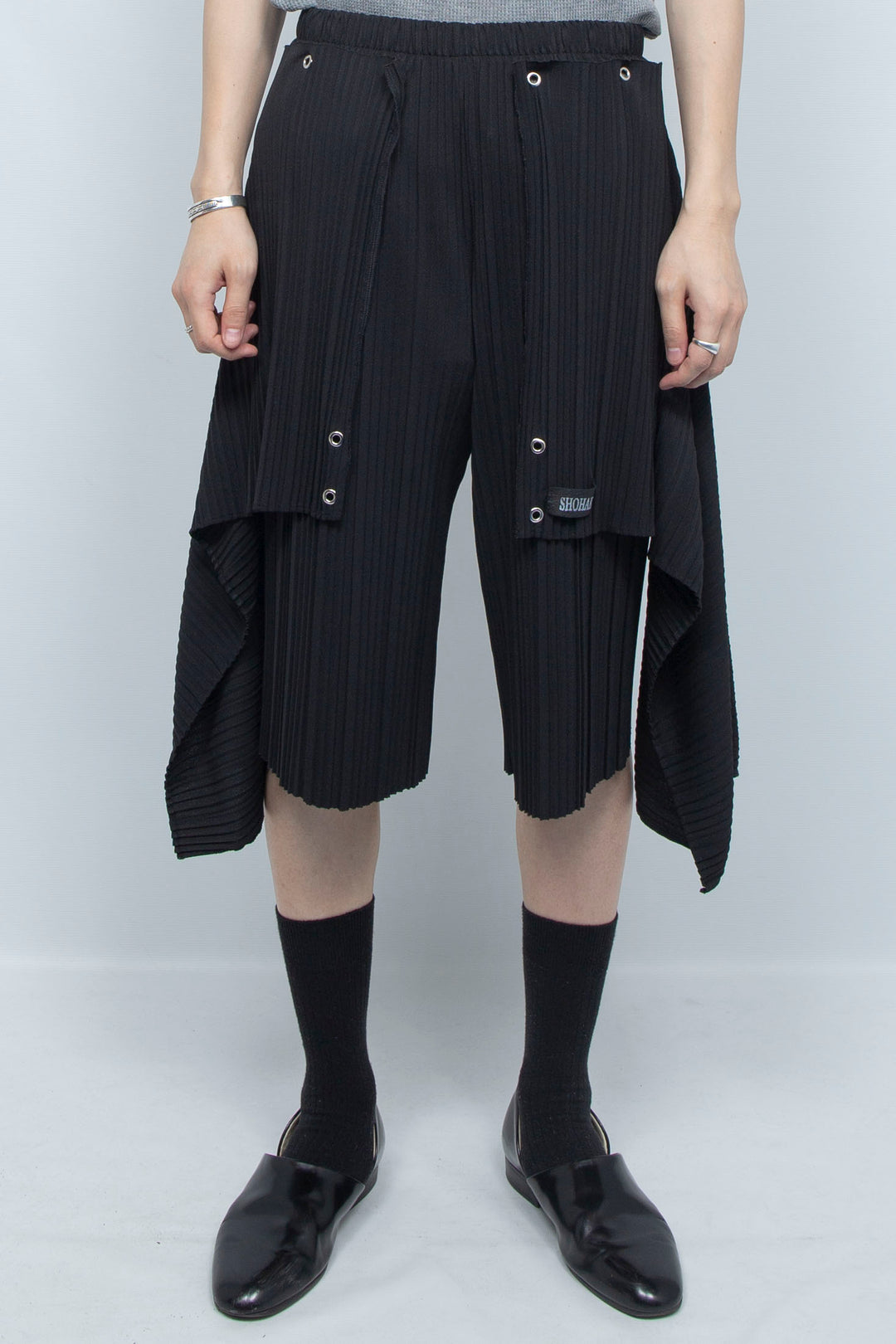 PLEATS DRAPED SHORTS BLACK