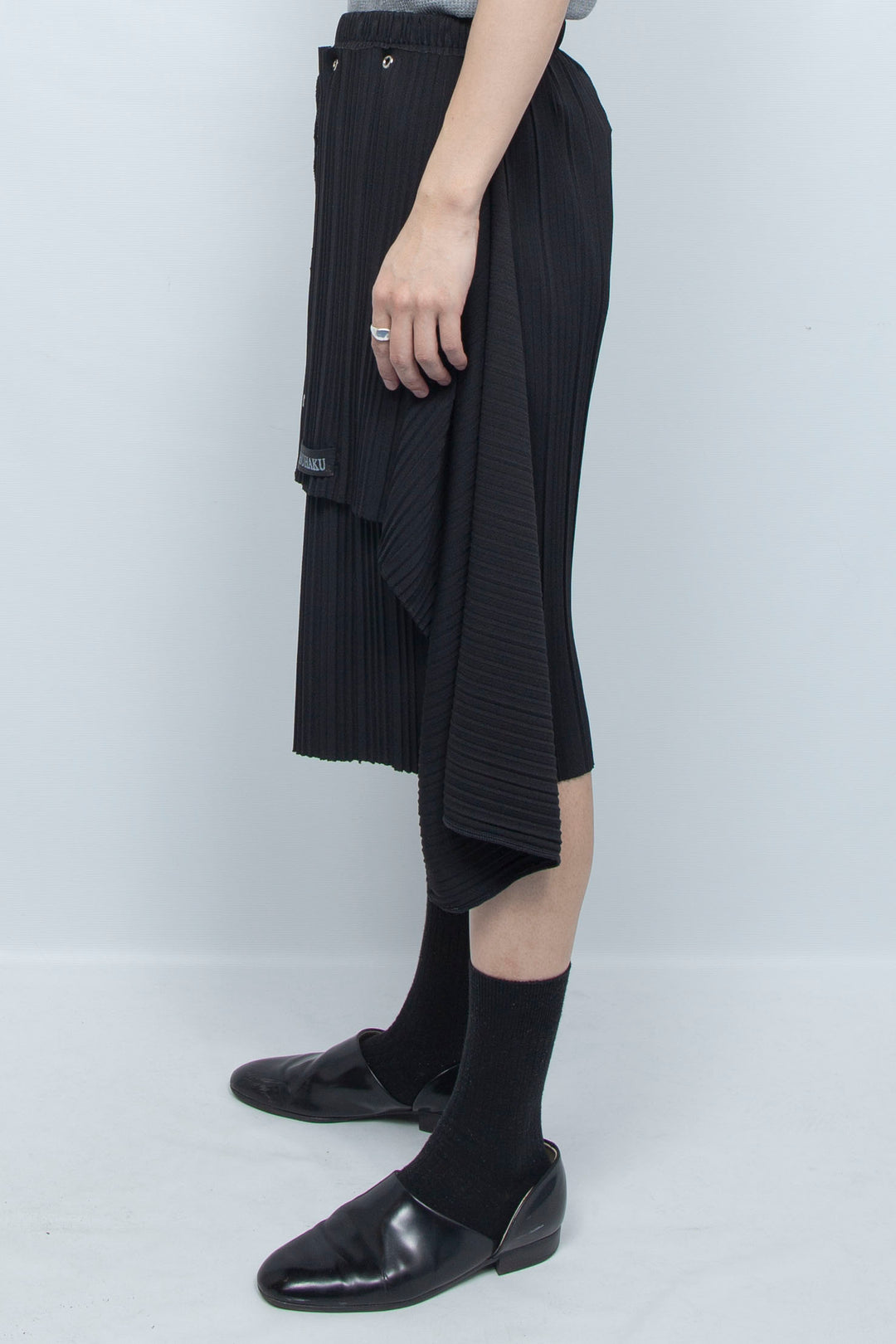 PLEATS DRAPED SHORTS BLACK