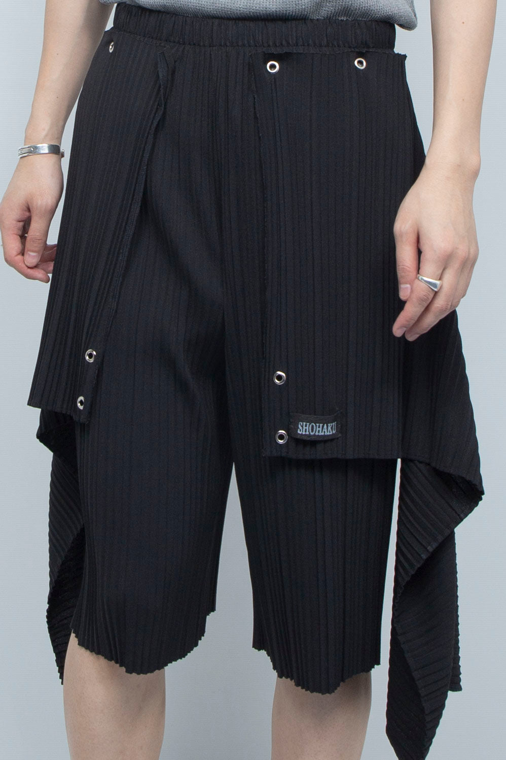 PLEATS DRAPED SHORTS BLACK