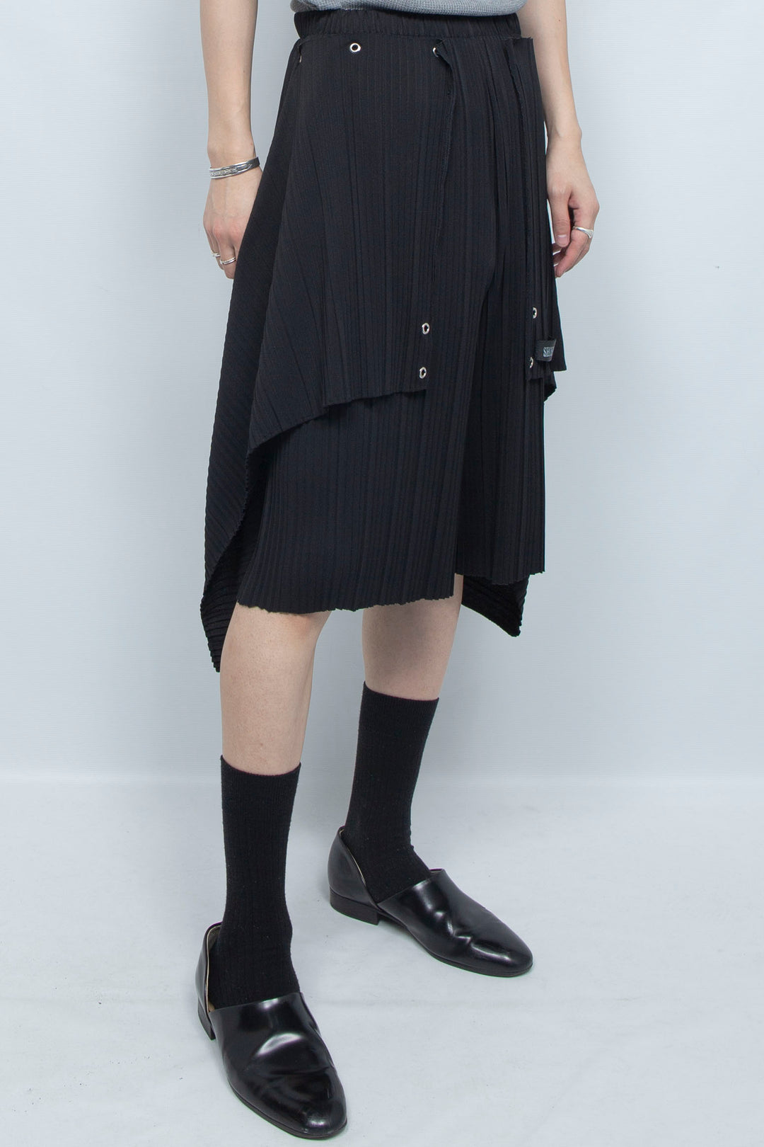 PLEATS DRAPED SHORTS BLACK
