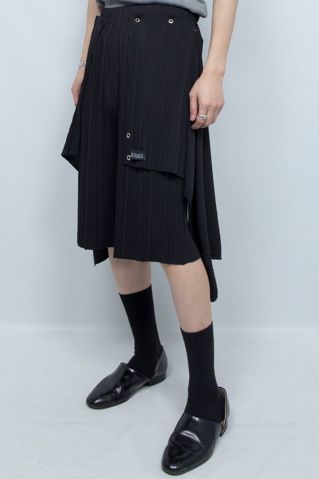PLEATS DRAPED SHORTS BLACK