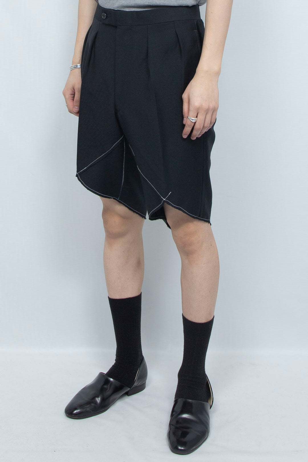 WHITE STITCHING TUXEDO SHORTS BLACK