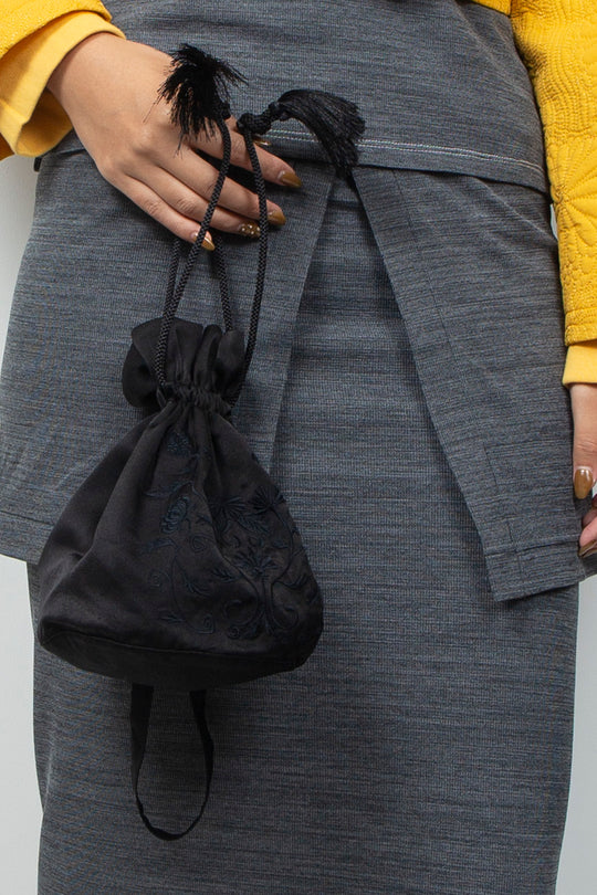 KIKU Embroidered Drawstring Bag Black