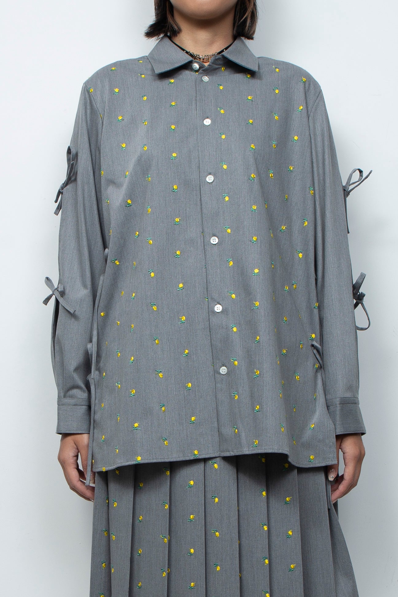 Flower embroidery ribbon blouse l.gray / naokitomizuka