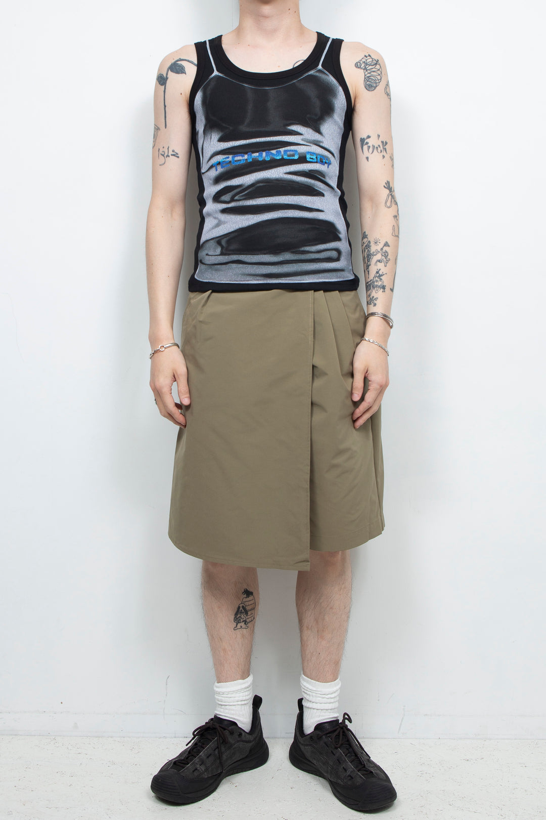 Two tone printed thread vest Black