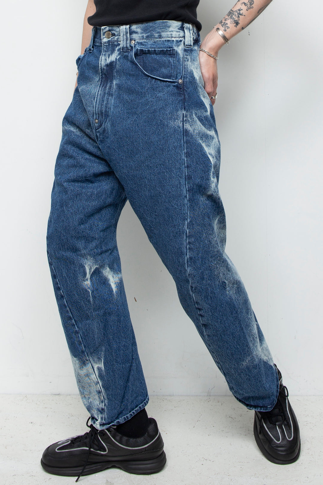 3D CUT DENIM IRREGULAR BLEACH
