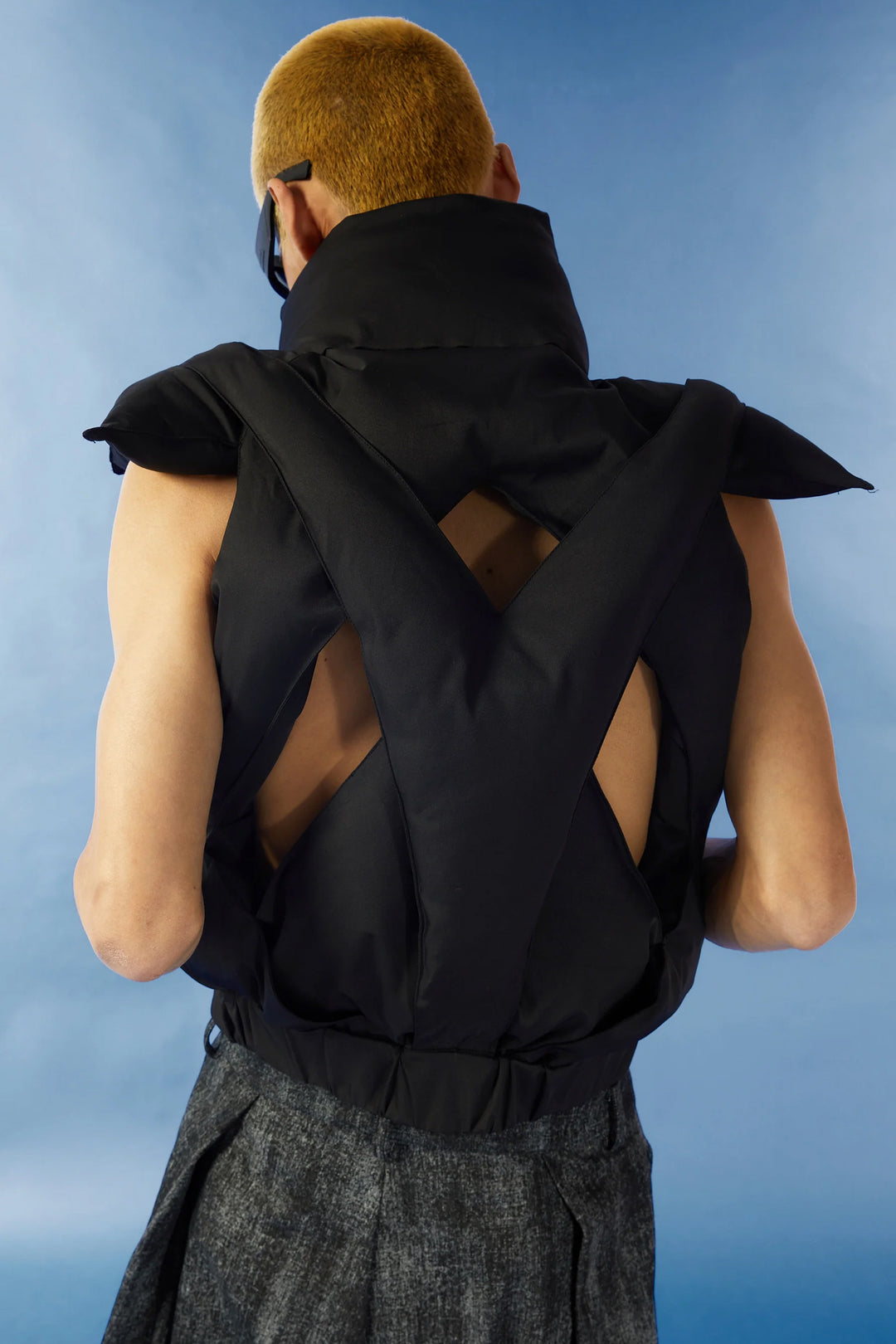 Black hollowed-out cotton vest