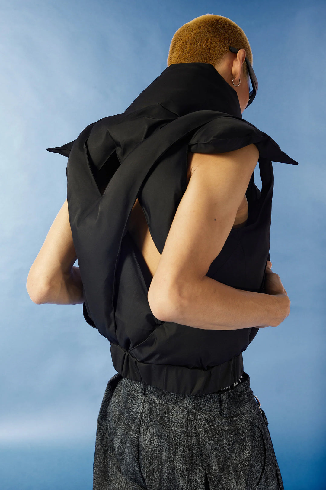 Black hollowed-out cotton vest