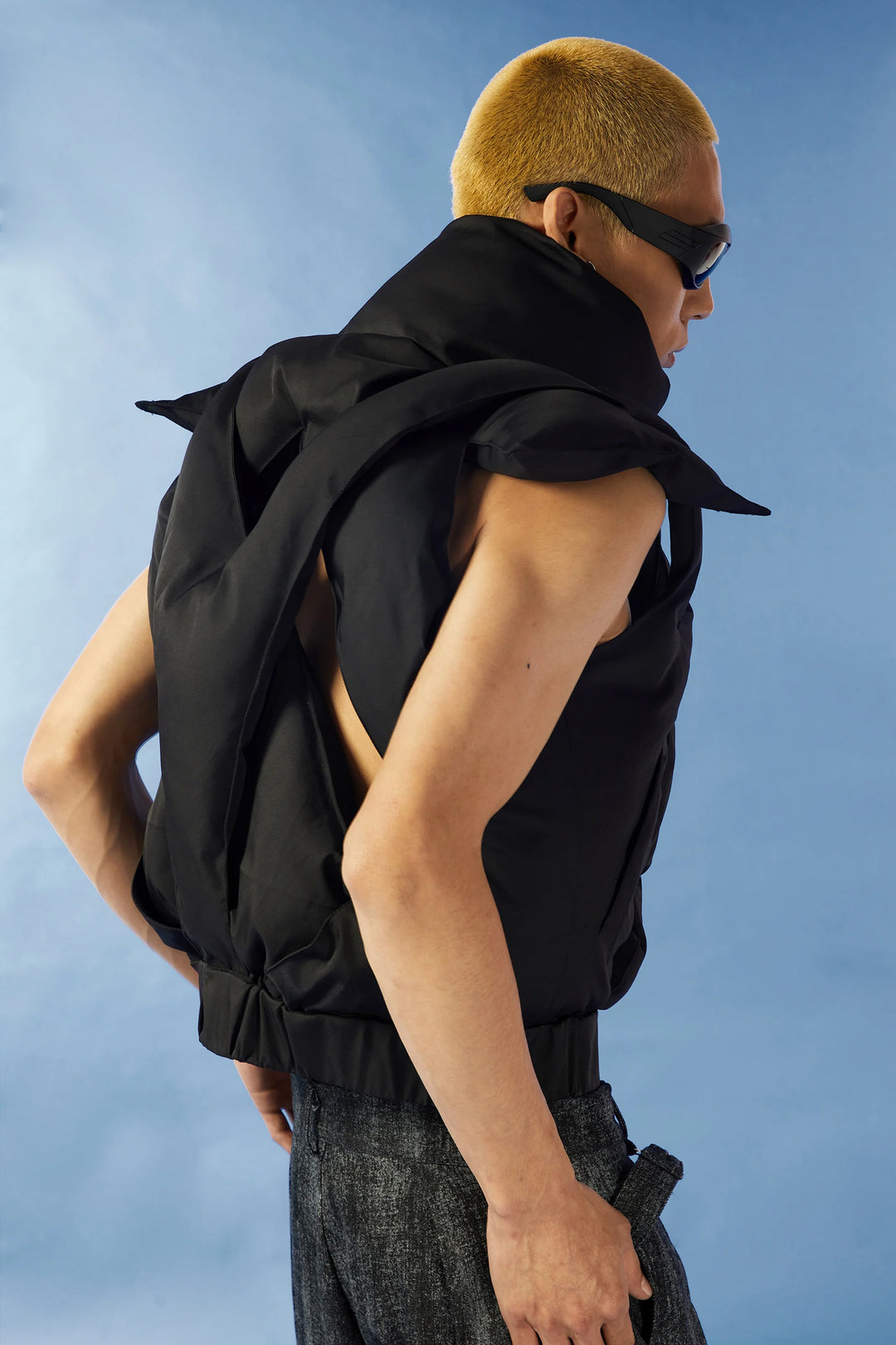 Black hollowed-out cotton vest