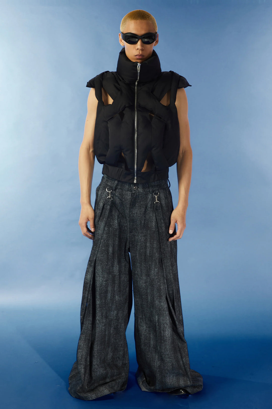 Black hollowed-out cotton vest