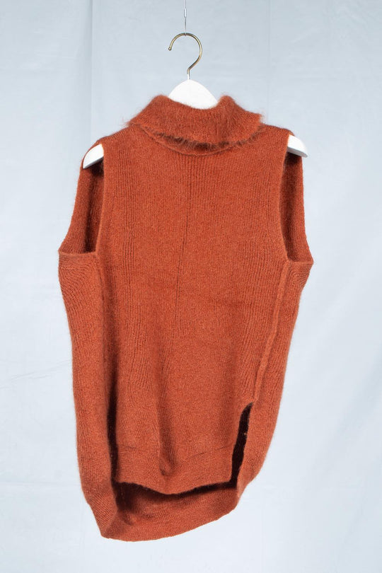 NON-SLEEVE HIGH NECK KNIT