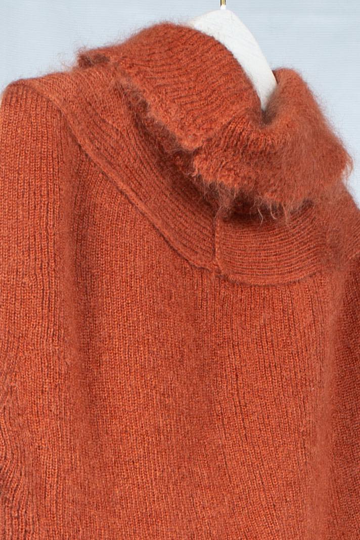 NON-SLEEVE HIGH NECK KNIT