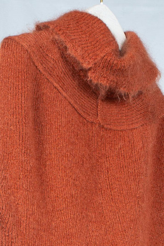 NON-SLEEVE HIGH NECK KNIT
