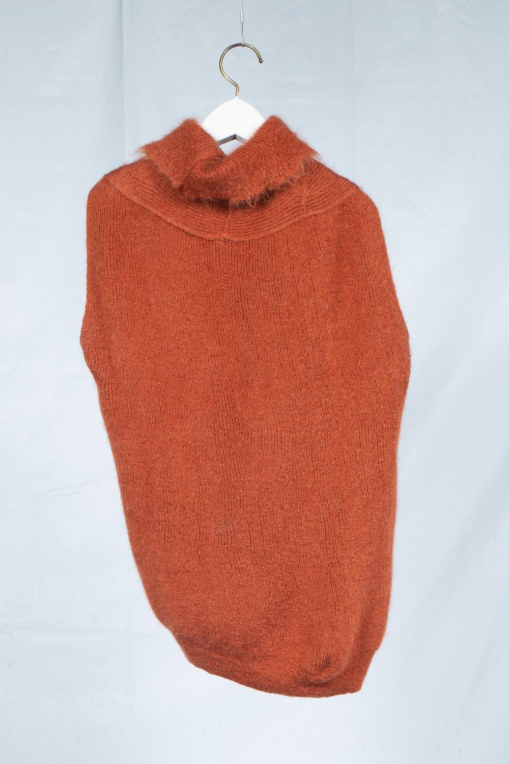 NON-SLEEVE HIGH NECK KNIT