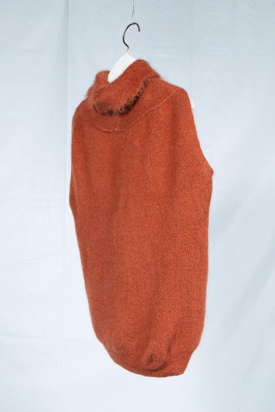 NON-SLEEVE HIGH NECK KNIT