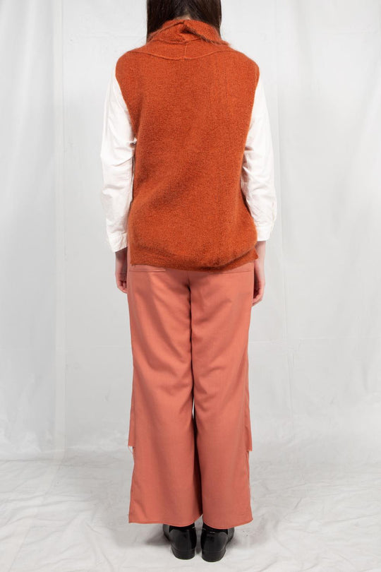 NON-SLEEVE HIGH NECK KNIT