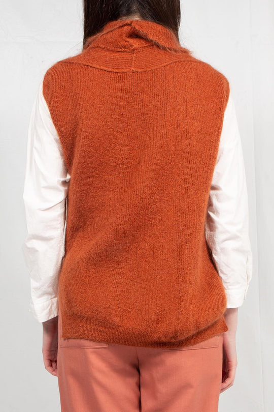 NON-SLEEVE HIGH NECK KNIT