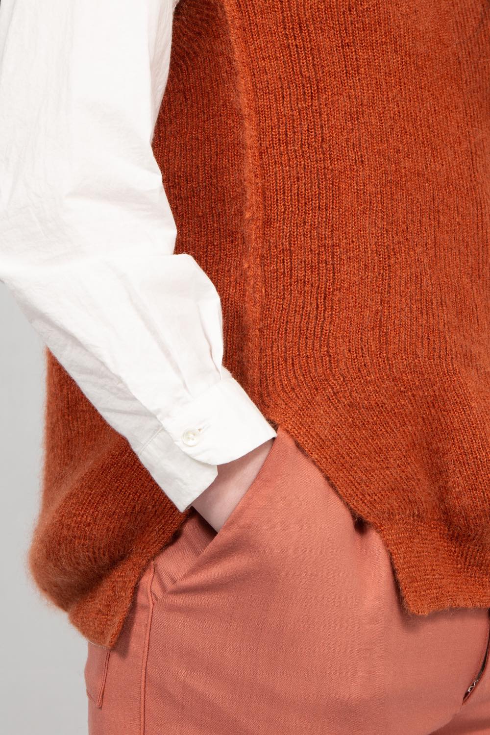 NON-SLEEVE HIGH NECK KNIT
