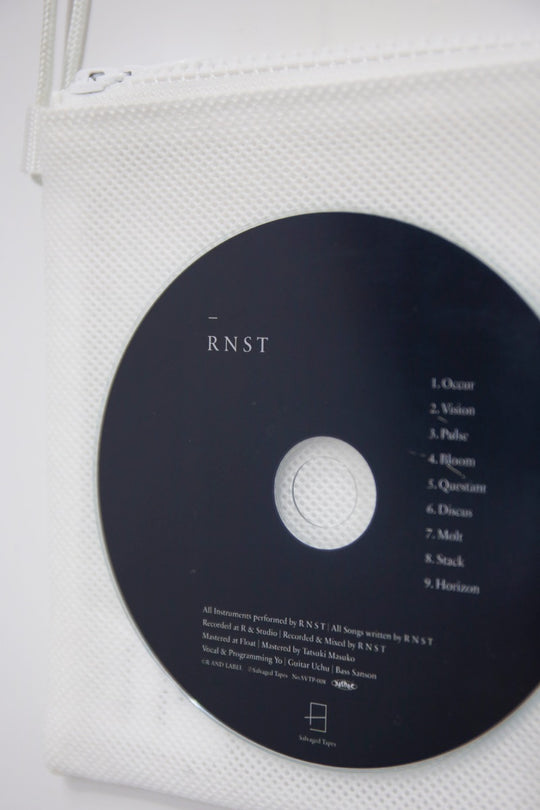 ー / R N S T