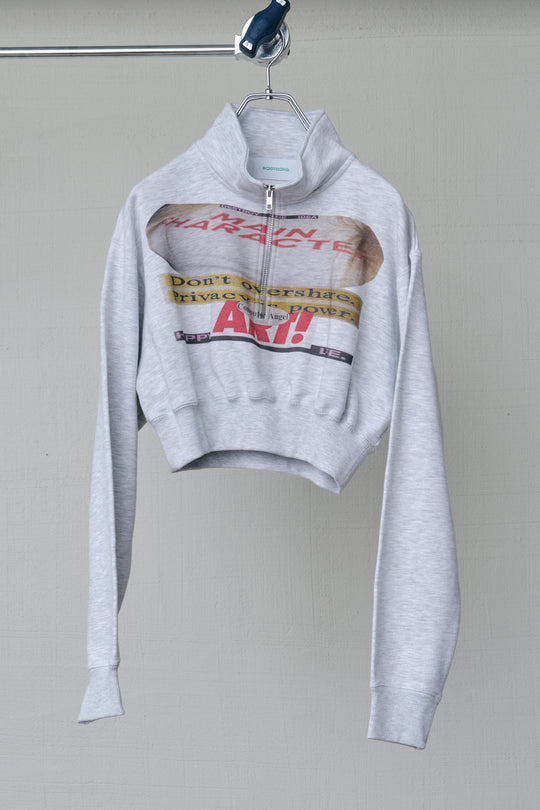 CROPPED HALF-ZIP "MAIN CHARACTER" SWEAT GRAY
