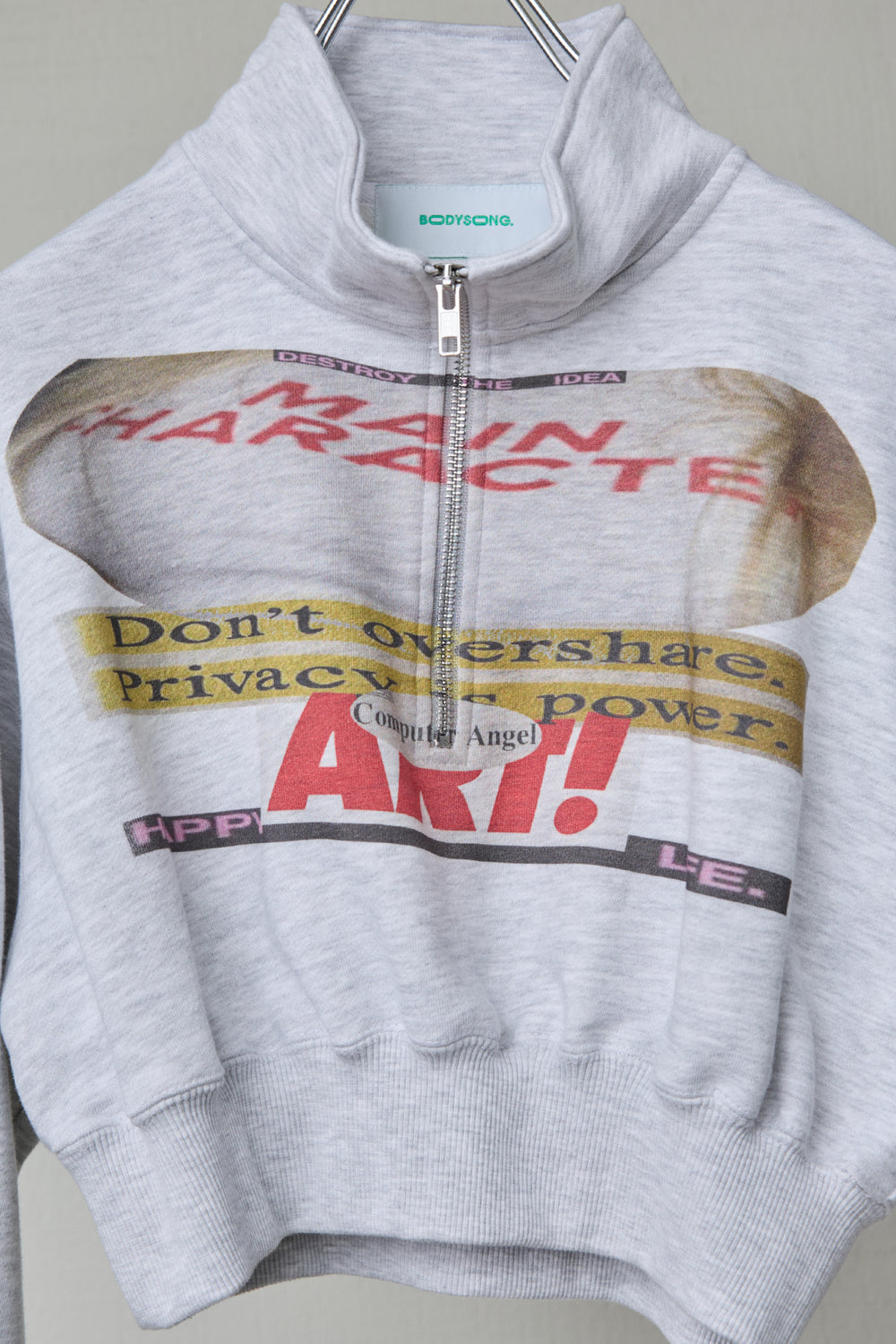 CROPPED HALF-ZIP "MAIN CHARACTER" SWEAT GRAY