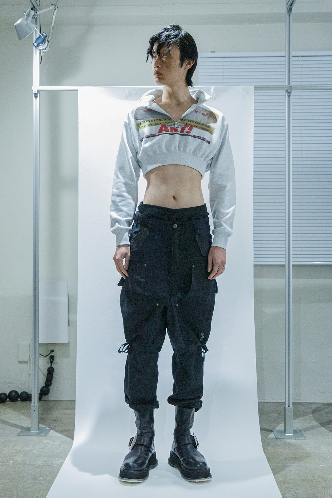 CROPPED HALF-ZIP "MAIN CHARACTER" SWEAT GRAY