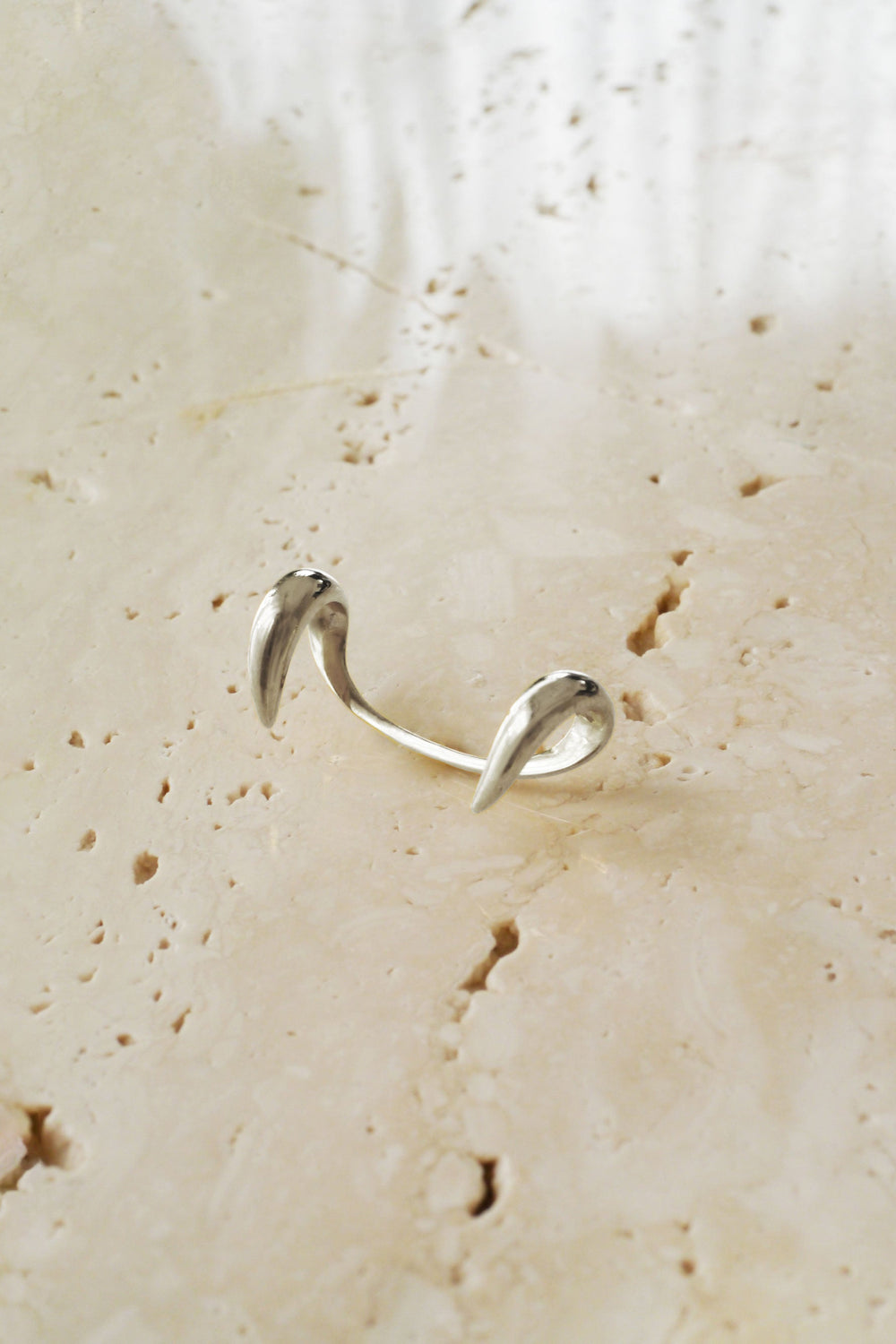 Lip ring：Fangs / Silver