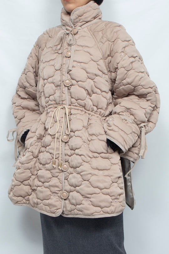 REMOVABLE 3D PRINTED BUTTON QUILTED SHELL JACKET BEIGE