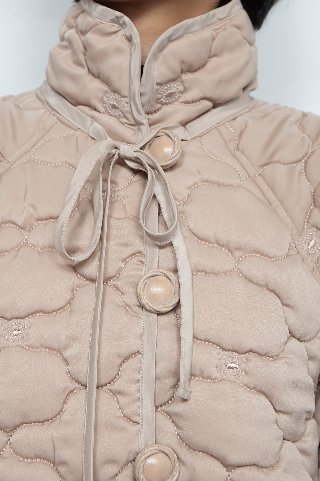 REMOVABLE 3D PRINTED BUTTON QUILTED SHELL JACKET BEIGE