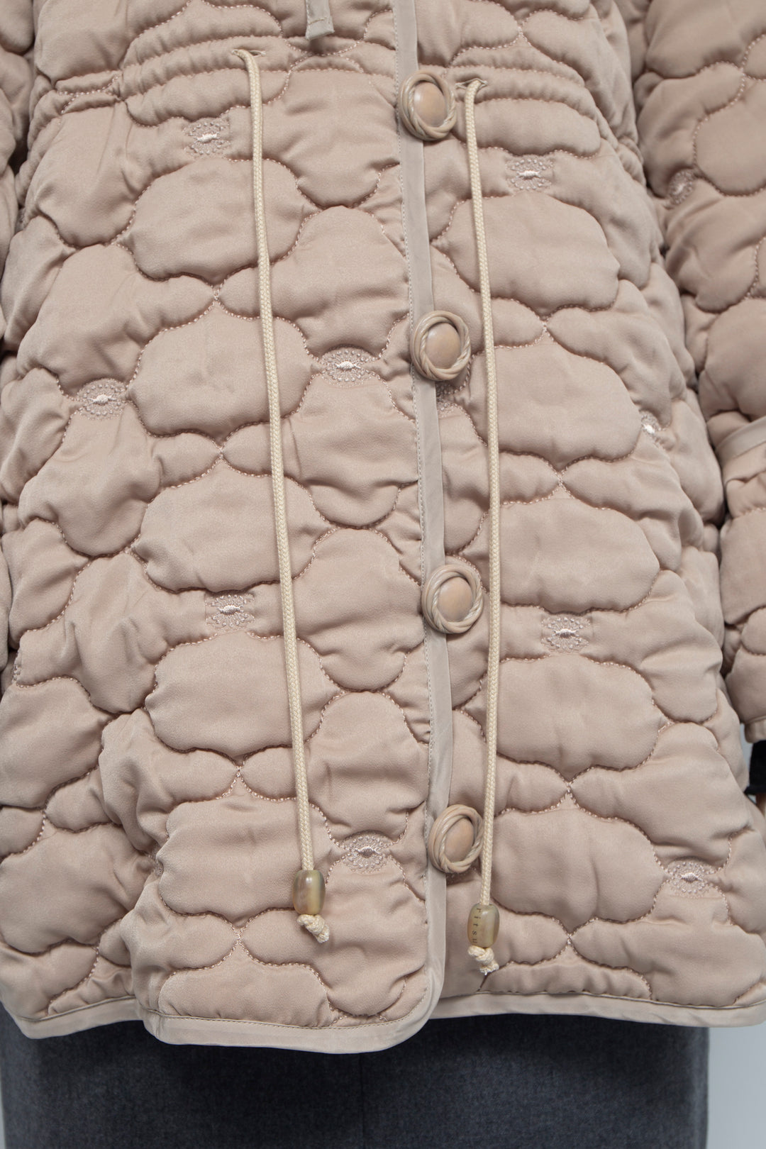 REMOVABLE 3D PRINTED BUTTON QUILTED SHELL JACKET BEIGE