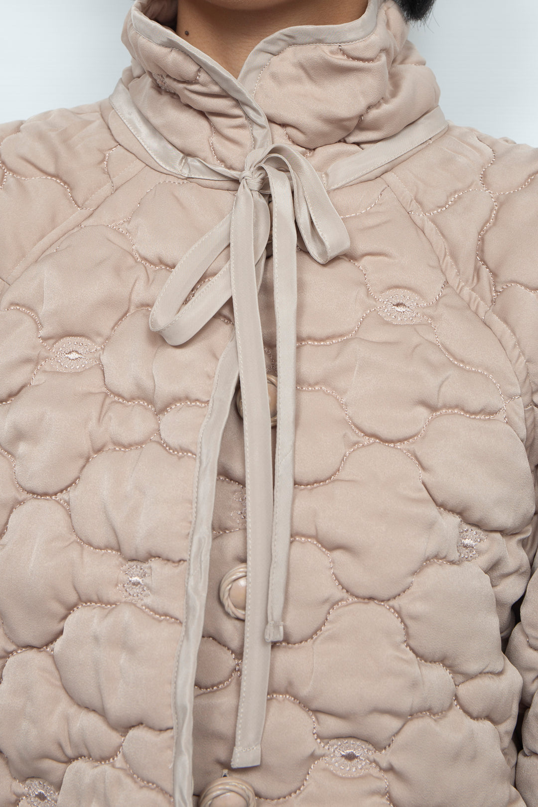 REMOVABLE 3D PRINTED BUTTON QUILTED SHELL SHORT JACKET BEIGE