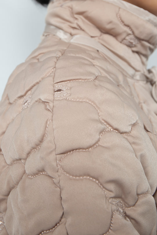 REMOVABLE 3D PRINTED BUTTON QUILTED SHELL SHORT JACKET BEIGE