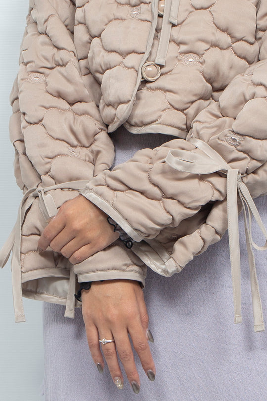 REMOVABLE 3D PRINTED BUTTON QUILTED SHELL SHORT JACKET BEIGE