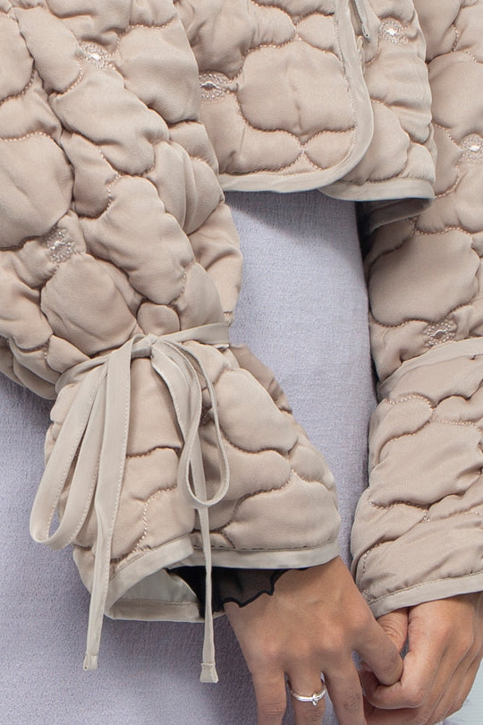 REMOVABLE 3D PRINTED BUTTON QUILTED SHELL SHORT JACKET BEIGE