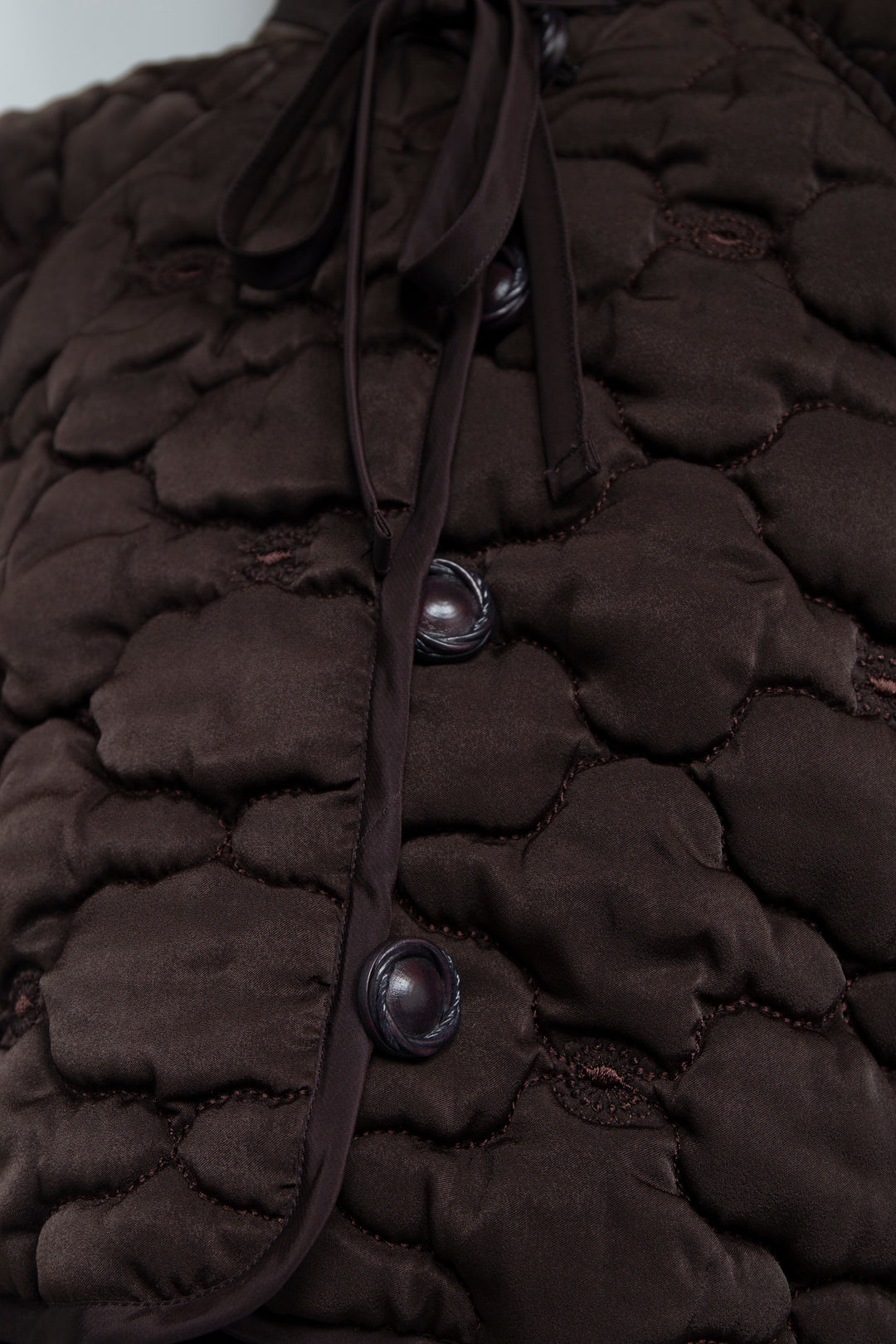 REMOVABLE 3D PRINTED BUTTON QUILTED SHELL SHORT JACKET DARK BROWN