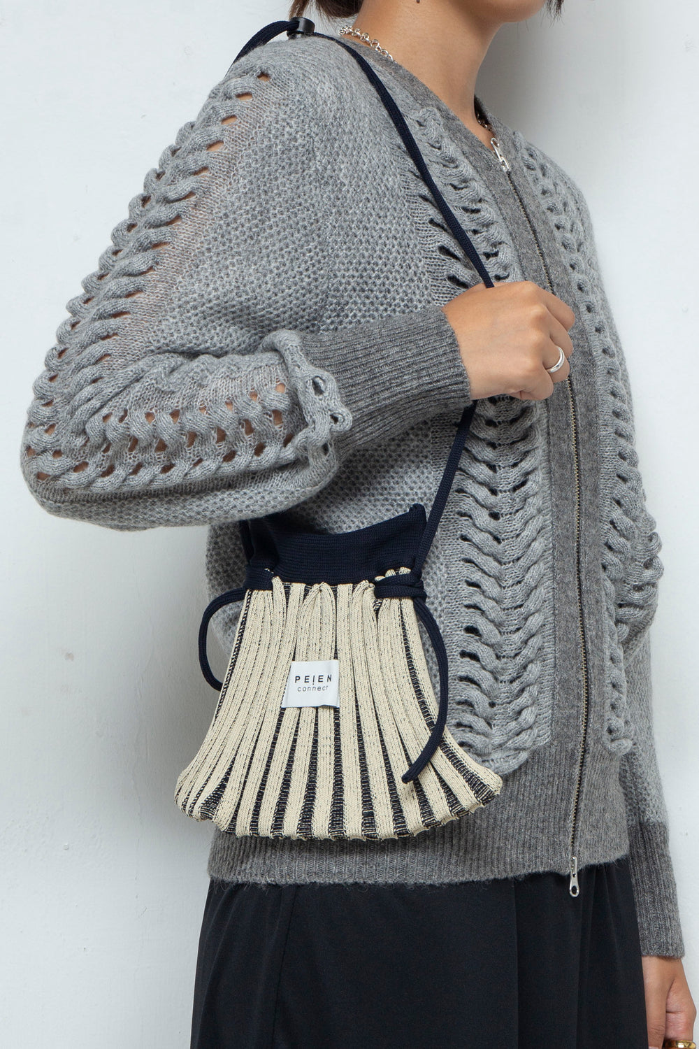 Knit Pocket Bag Beige×Dark Navy