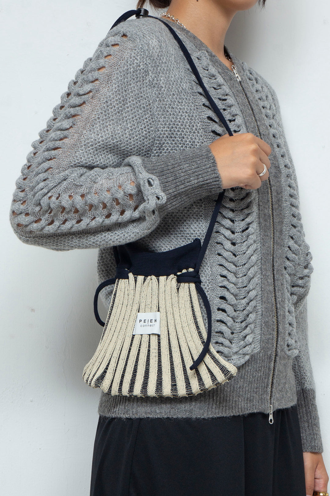 Knit Pocket Bag Beige×Dark Navy