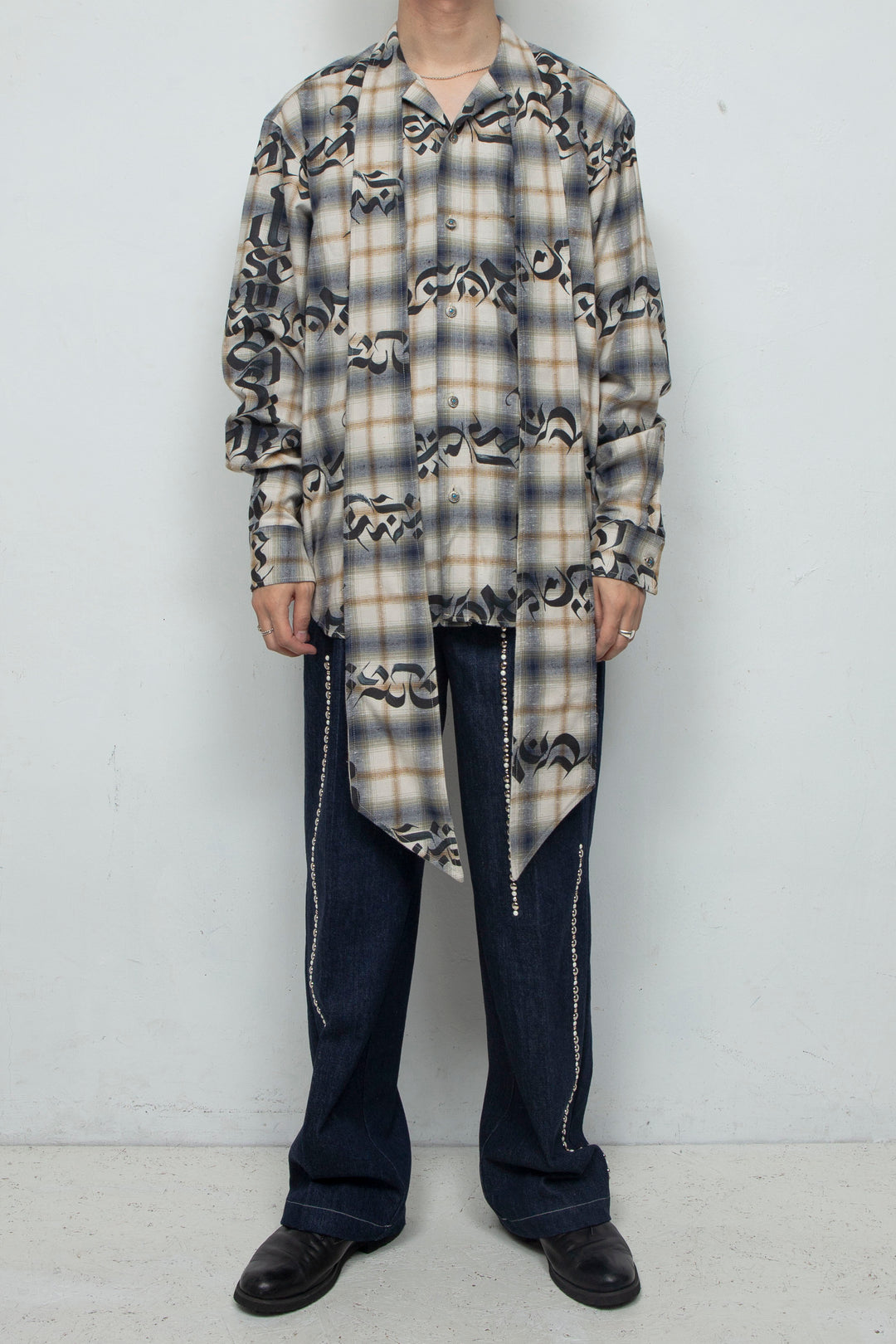 Calligraphy Graphic Bowtie Flannel Shirt / IVORY