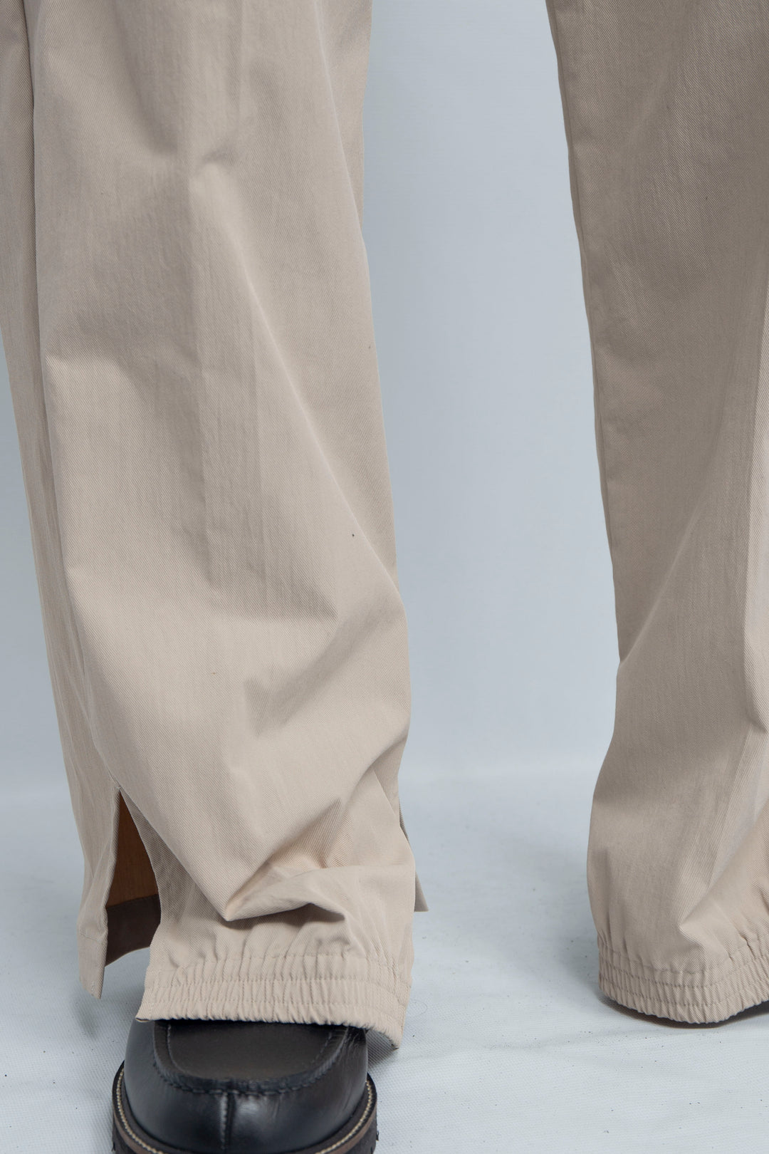 HEM SHIRRING TECH TROUSERS BEIGE