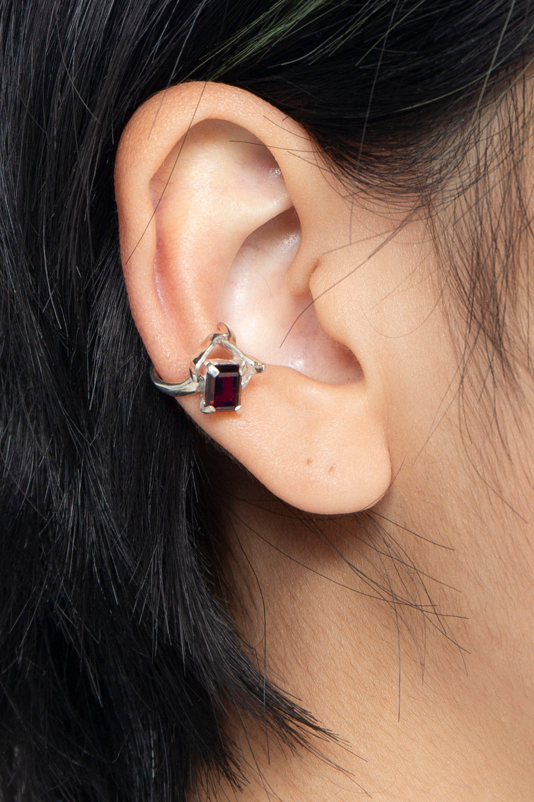 outsider ear cuff (garnet sv)