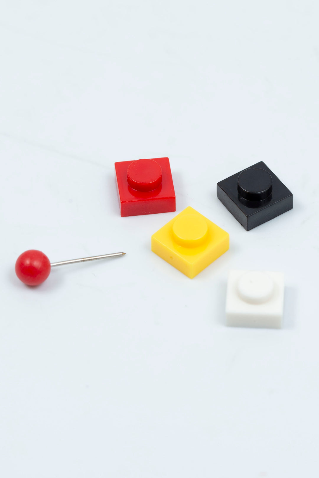 Square colorblock pierced earring white