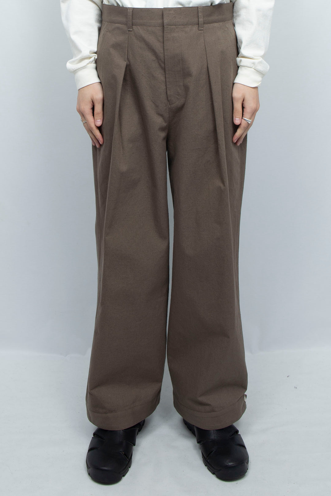 Tuck pants Khaki