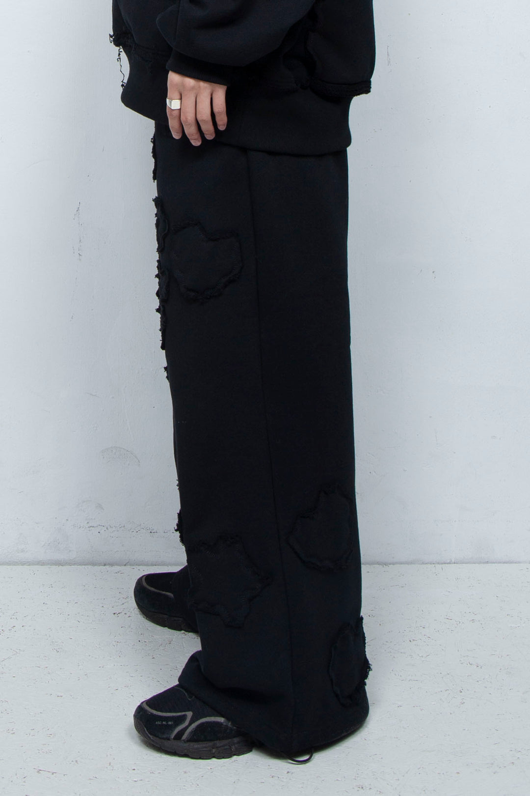 Multi-pattern raw edge sweatpants BLACK