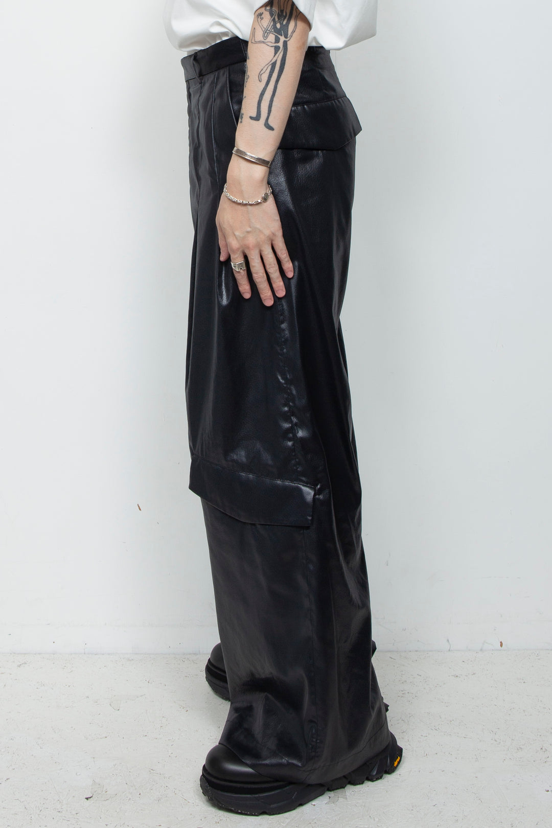 FAKE-FAKE LEATHER II Thin Flap Baggy Trousers BLACK