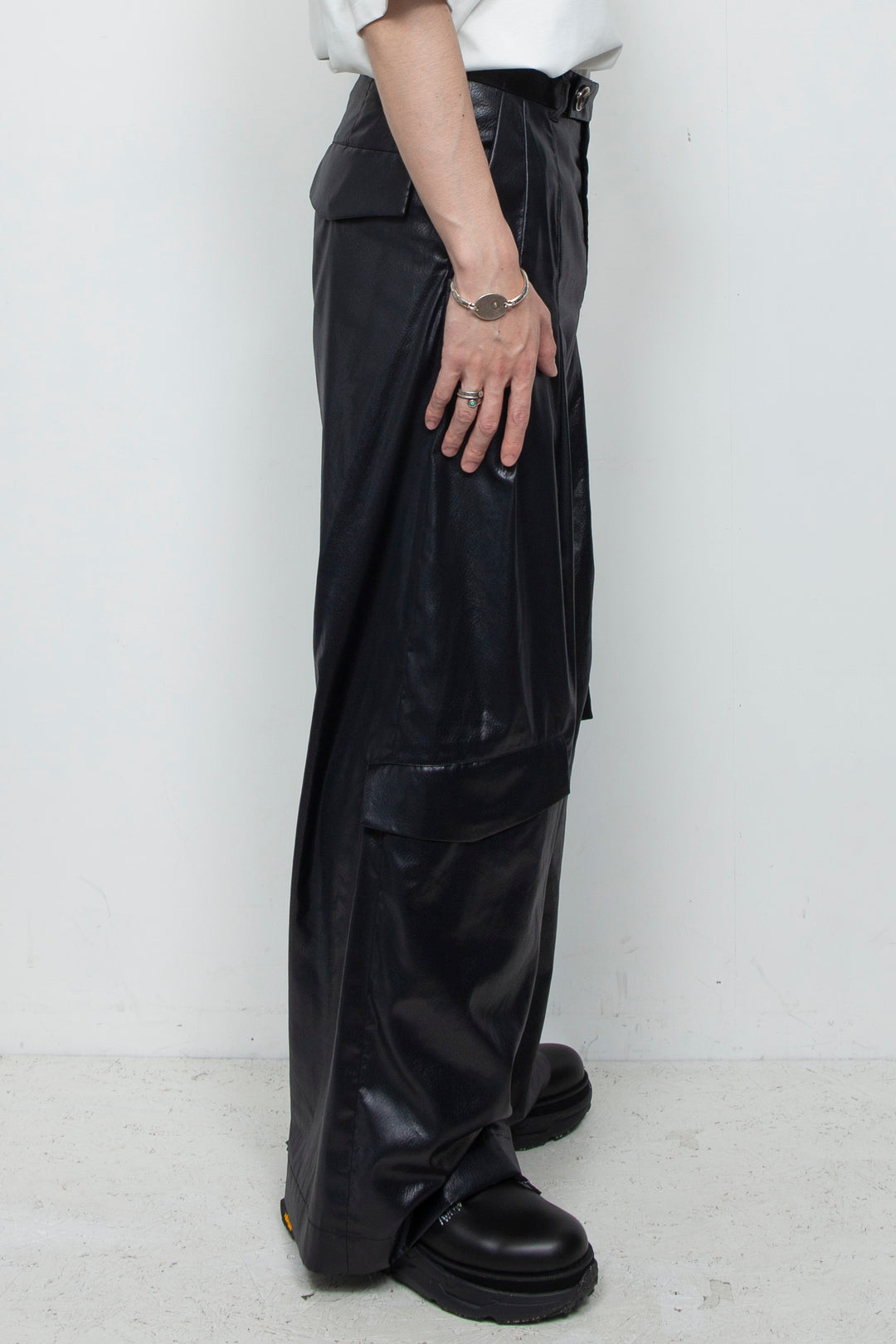 FAKE-FAKE LEATHER II Thin Flap Baggy Trousers BLACK
